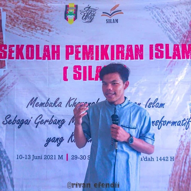 Penulis, Rivan Efendi saat di forum diskusi SILAM (Sekolah Pemikiran Islam) PK IMM FAI UMY. - foto: instagram/rivan_efendii