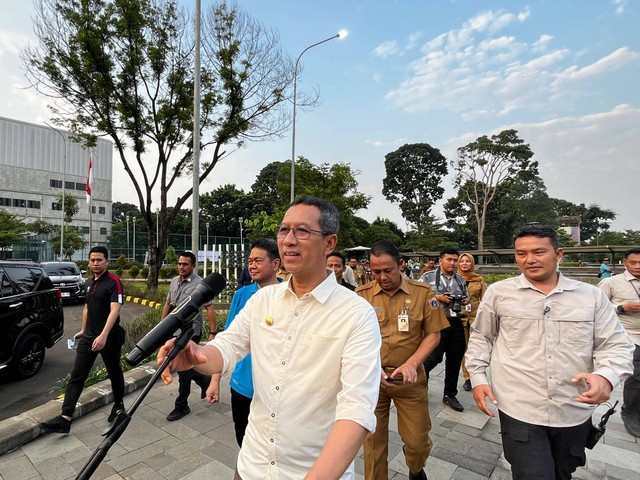 Kadis Pemuda dan Olahraga DKI Jakarta Andri Yansyah dan Pj Gubernur DKI Jakarta di PPOP Ragunan, Jakarta Selatan, Selasa (23/5)  Foto: Haya Syahira/kumparan