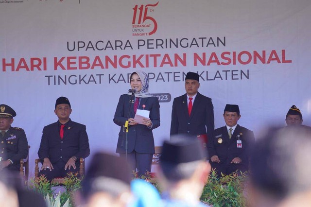 Bupati Klaten Sri Mulyani yang menjadi inspektur upacara peringatan Harkitnas ke-115 di Halaman Kantor Bupati Klaten., Senin (22/05/2023). Foto: Dok. Istimewa