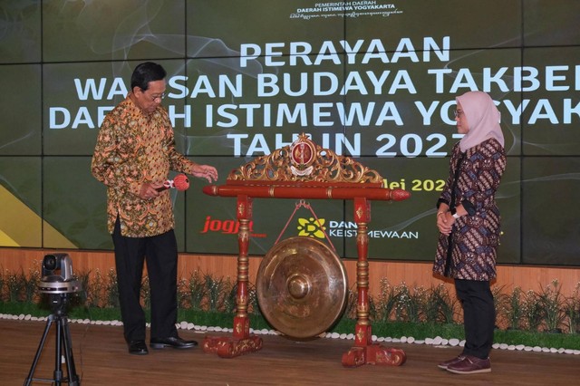 Gubernur DIY, Sri Sultan HB X (kiri) dan Kepala Dinas Kebudayaan DIY, Dian Lakshmi Pratiwi (kanan) dalam Perayaan Penetapan WBTb DIY tahun 2023. Foto: Dok. Pemda DIY