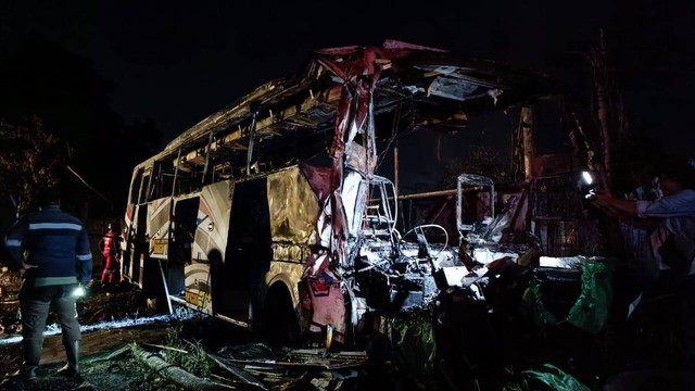 Ilustrasi bus terbakar. Foto: Arfiansyah Panji Purnandaru/kumparan