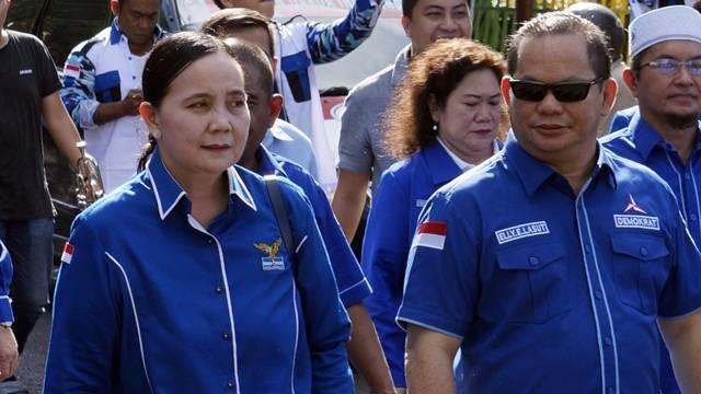 Netty Agnes Pantouw bersama Ketua DPD Demokrat Sulut, Elly Lasut saat pendaftaran bakal Caleg di KPU. (foto: dokumen istimewa)