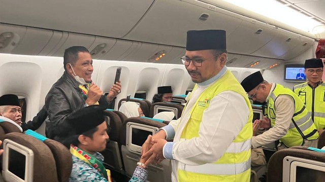 Menag Yaqut Cholil Qoumas melepas keberangkatan jemaah haji JKG-01 di Bandara Soeta. Foto: Dok. Istimewa