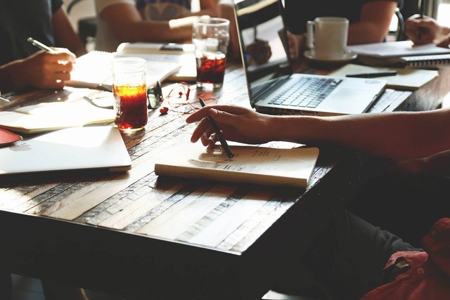 Ilustrasi Lengkap tentang Rapat yang Dihadiri oleh Segenap Anggota. (Foto: StartupStockPhotos by https://pixabay.com/id/)