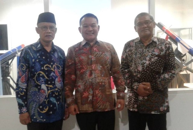 KSAD Jenderal TNI Dr. Dudung Abdurachman (tengah) diapit Ketua Umum PP Muhammadiyah Prof. Dr. Haedar Nashir, M.Si. (kiri) dan Rektor UAD Dr. Muchlas, M.T. (kanan) di kantor Pusat Riset CIRNOV UAD (Foto Istimewa)