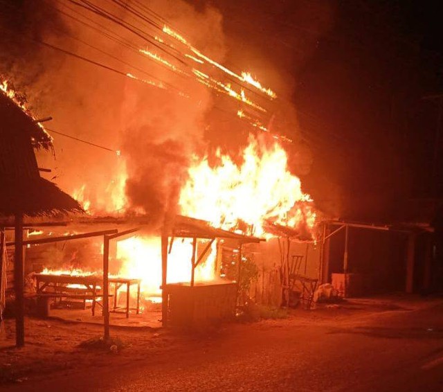 Kebakaran di warung Bongko, Jalan Veteran Singkawang. Foto: Dok Hi!Pontianak