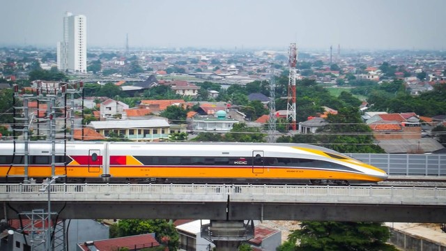 Rangkaian Kereta CIT (Comprehensive Inspection Train) milik PT KCIC saat melakukan uji coba di sekitar kawasan Bekasi, Jawa Barat.  Foto: Rizki Fajar Novanto/kumparan