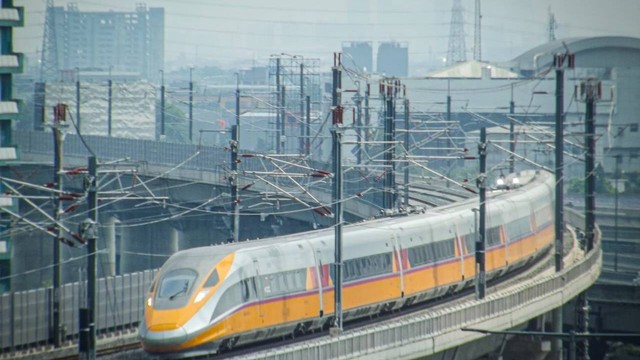 Rangkaian Kereta CIT (Comprehensive Inspection Train) milik PT KCIC saat melakukan uji coba di sekitar kawasan Bekasi, Jawa Barat.  Foto: Rizki Fajar Novanto/kumparan