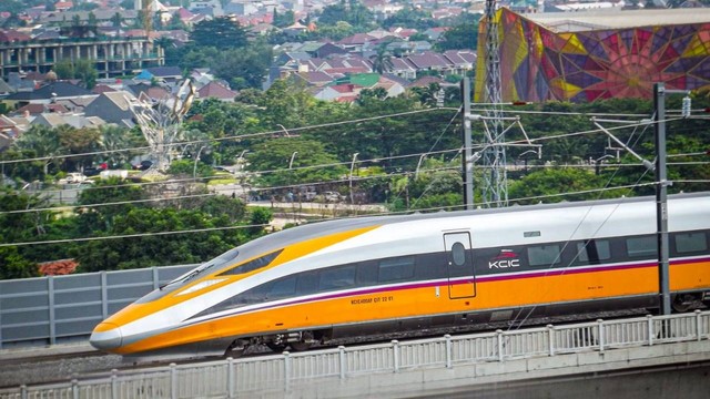 Rangkaian Kereta CIT (Comprehensive Inspection Train) milik PT KCIC saat melakukan uji coba di sekitar kawasan Bekasi, Jawa Barat. Foto: Rizki Fajar Novanto/kumparan