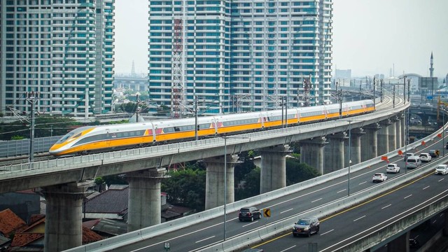 Rangkaian Kereta CIT (Comprehensive Inspection Train) milik PT KCIC saat melakukan uji coba di sekitar kawasan Bekasi, Jawa Barat.  Foto: Rizki Fajar Novanto/kumparan