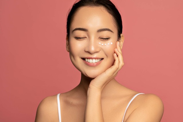 Ilustrasi perempuan pakai krim mata. Foto: Beauty Agent Studio/Shutterstock
