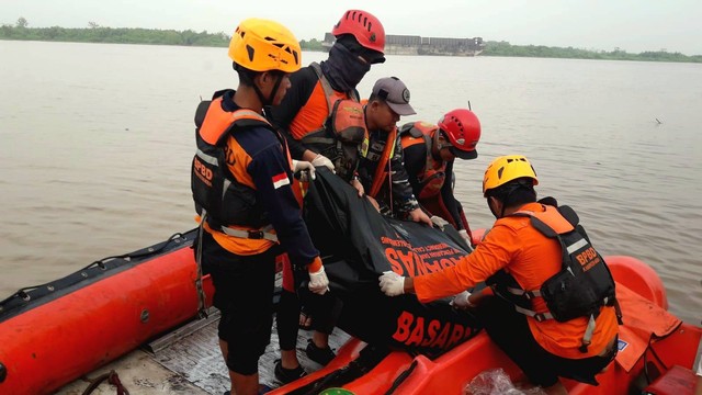 Tim SAR gabungan saat mengevakuasi korban. (dok. Basarnas)