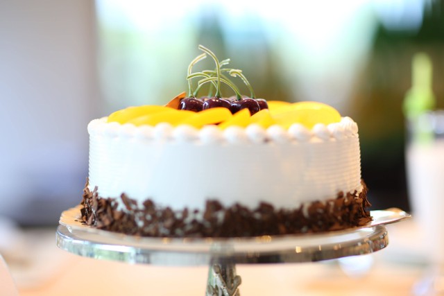 Cara Menghias Kue Ulang Tahun Mudah, Pemula Juga Bisa. Foto: Pexels/Jasmine lew.