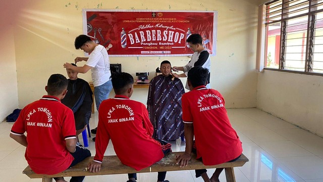 Pelatihan Barbershop, Anak Binaan LPKA Tomohon Belajar Teknik Penataan Rambut