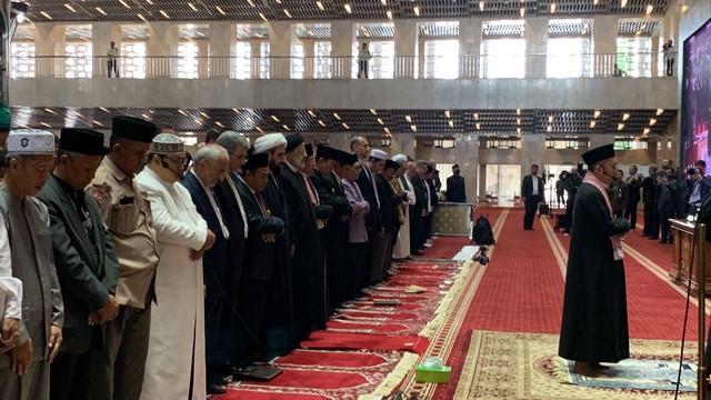 Presiden Iran, Seyyed Ebrahim Raisi, salat Dzuhur di Masjid Istiqlal, Rabu (24/5/2023). Foto: Luthfi Humam/kumparan