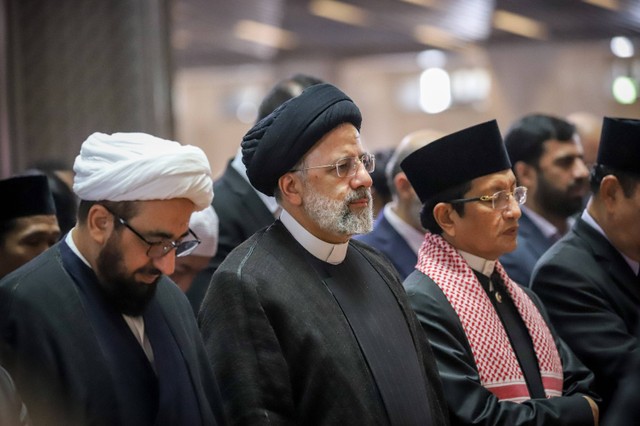 Presiden Iran, Seyyed Ebrahim Raisi, tiba untuk salat Zuhur berjemaah di Masjid Istiqlal, Jakarta, Rabu (24/5/2023). Foto: Jamal Ramadhan/kumparan