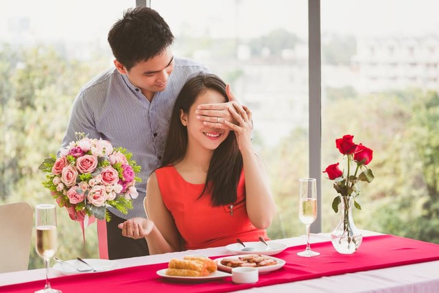  Merayakan anniversary bersama pasangan. Foto: Shutterstock