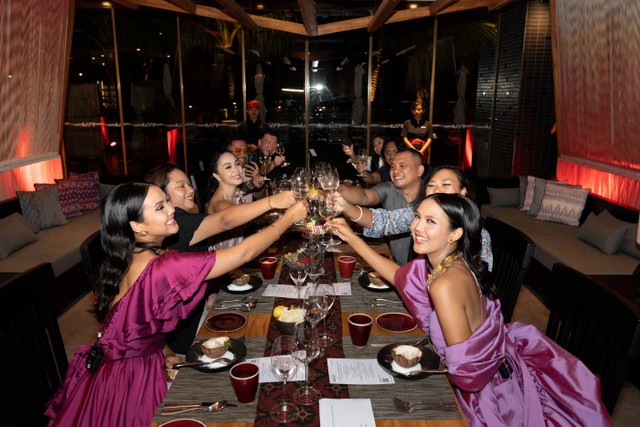 Suasana 12-course traditional Balinese dining di restoran Double Ikat, Ungasan, Bali (18/5). Foto: Renaissance Bali Uluwatu Resort and Spa