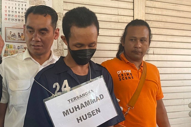 Tersangka pembunuh bos galon, M Husen (28) saat melakukan rekonstruksi. Foto: Dok. Istimewa