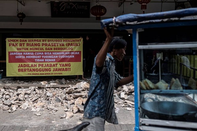 Pekerja membongkar bangunan ruko di Jalan Niaga Blok Z4 Utara dan Blok Z8 Selatan, Pluit, Jakarta, Rabu (24/5/2023). Foto: ANTARA FOTO/Aprillio Akbar