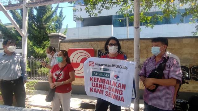 Nasabah korban penipuan polis asuransi menggelar demo di depan kantor Asuransi Jiwa Sinarmas di Kota Manado, Sulawesi Utara, Rabu (24/5).