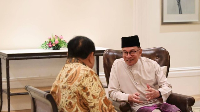 Menhan Prabowo Subianto melakukan pertemuan bilateral dengan Perdana Menteri Malaysia Anwar Ibrahim, di sela-sela kegiatan The 16th Langkawi International Maritime and Aerospace Exhibition 2023 (LIMA 2023), di Malaysia, Selasa (23/5/2023). Foto: Dok. Kemhan RI