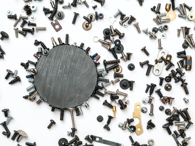 Ilustrasi Contoh Soal Menentukan Besarnya Kuat Medan Magnet. (Foto: Dan Cristian Padure | Unsplash.com)