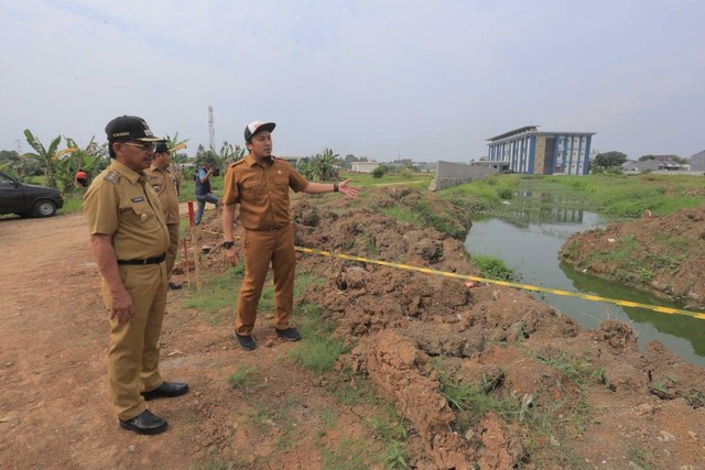 Wakil Wali Kota Tangerang Sachrudin melihat pembangunan Asrama Haji, yang berada di Kecamatan Cipondoh, Kota Tangerang. Foto: Dok. Istimewa