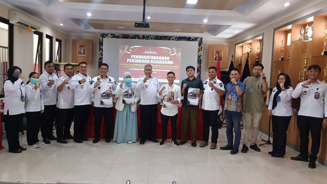 Foto bersama usai kegiatan Penandatanganan Perjanjian Kerjasama