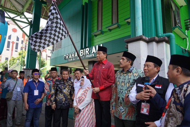 Pelepasan jemaah haji kloter 2 di Asrama Haji Embarkasi Surabaya (AHES), Rabu (24/5). Foto: Humas Kemenag Jatim 