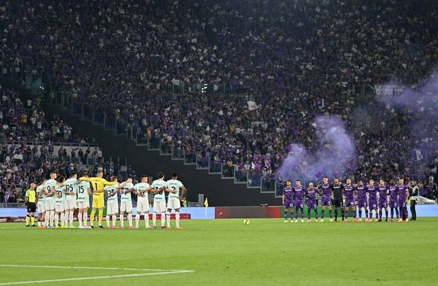 Para pemain berbaris jelang pertandingan final Coppa Italia 2022/23 antara Fiorentina vs Inter Milan di Stadio Olimpico, Roma, Italia, pada Kamis (25/5). Foto: Alberto Pizzoli/AFP