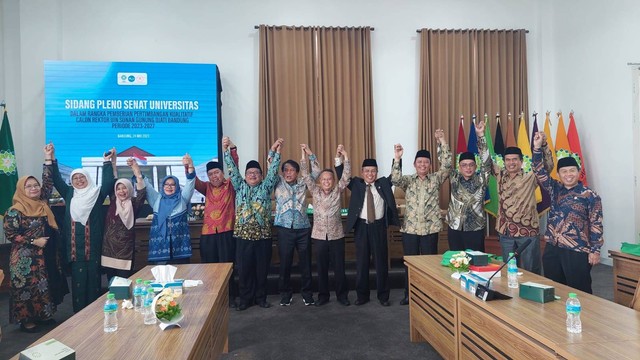 Foto bersama 13 13 Calon Rektor UIN Sunan Gunung Djati Bandung periode 2023-2027 melakukan Deklarasi Damai berbasis akhlak karimah, Rabu (24/5/2023).