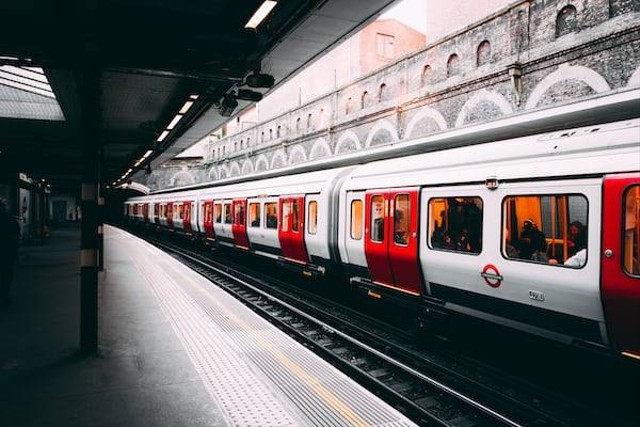 Ilustrasi stasiun kereta terdekat dari The Kasablanka Hall. sumber: unsplash.com/Tomas Anton Escobar