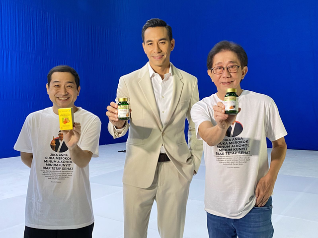 Susumu Kawase, Darius Sinathrya, dan Irwan Hidayat foto bersama saat proses shooting iklan Sari Kunyit Plus. Foto: dok. Sido Muncul 