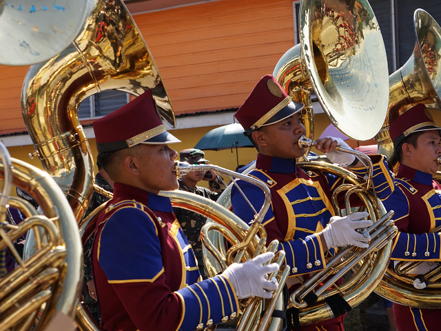 Ilustrasi alat musik tiup bersuara rendah biasa ada di marching band. Sumber: BethMcDonald/unsplash.com.