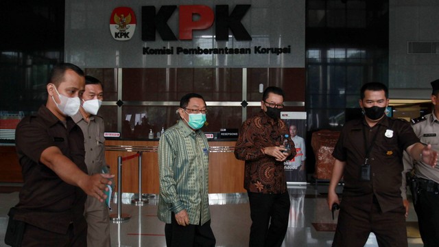 Direktur Utama PT Indal Aluminium Industry atau CEO Maspion Group Alim Markus berjalan keluar usai memenuhi panggilan KPK, Jakarta, Rabu (24/5/2023). Foto: Reno Esnir/ANTARA FOTO