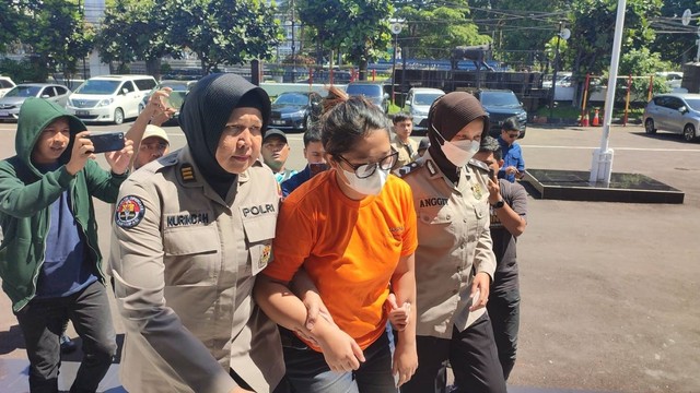 Oknum pegawai jasa travel yang diduga tipu dan gelapkan uang murid SMAN 21 Bandung, saat ditahan, Kamis (25/5/2023).
 Foto: Rachmadi Rasyad/kumparan