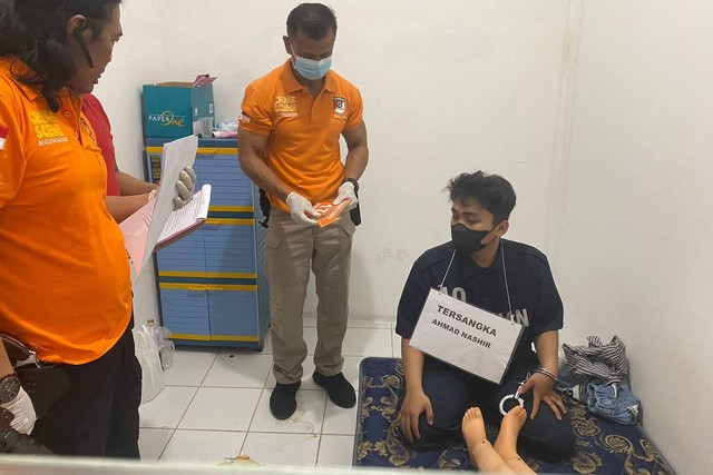 Tersangka tewasnya ABK (16), putri PJ Gubernur Papua Pegunungan Nikolaus Kondomo, Ahmad Nashir (22), saat menjalani adegan pra rekonstruksi. Foto: Dok. Istimewa