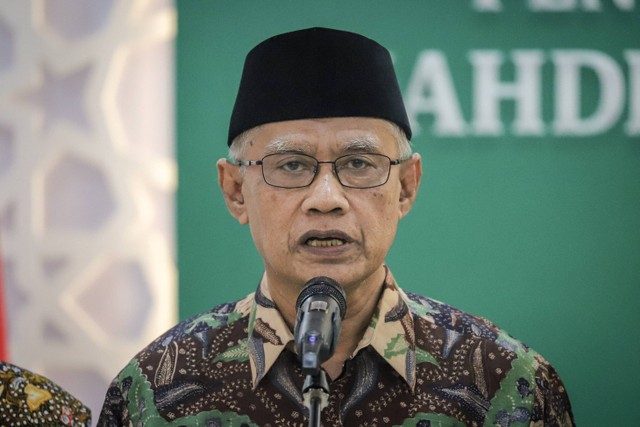 Ketua Umum Pimpinan Pusat Muhammadiyah (PP), Haedar Nashir usai bertemu PBNU di Gedung PBNU, Jakarta, Kamis (25/5/2023). Foto: Jamal Ramadhan/kumparan