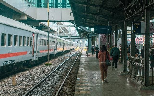 Ilustrasi Jadwal KRL Mataram 2023 terbaru. Sumber: Pixeles/ March Martin