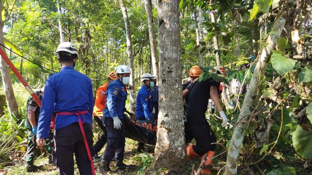 Petugas SAR mengevakuasi jenazah Romadonah (90), warga Dusun Njengkling, Desa Banjarharjo, Kecamatan Salaman, Kabupaten Magelang, Jawa Tengah, Rabu (24/5/2023). Foto: ari/Tugu Jogja