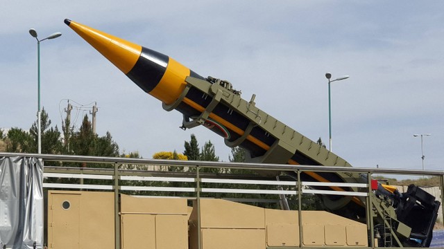 Rudal balistik darat ke darat dengan jangkauan 2.000 kilometer bernama Khaibar dipamerkan di Tehran, Iran, Kamis (25/3/2023). Foto: WANA/via REUTERS