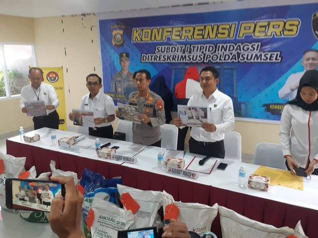 Polda Sumsel saat press rilis penangkapan pupuk non subsidi ilegal, Foto : Istimewa