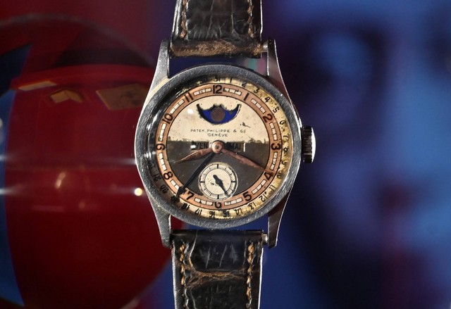 Arloji Patek Philippe Ref 96 Quantieme Lune yang pernah dimiliki oleh Aisin-Gioro Puyi, kaisar terakhir dinasti Qing terlihat dipajang di Hong Kong. Foto: Peter PARKS / AFP