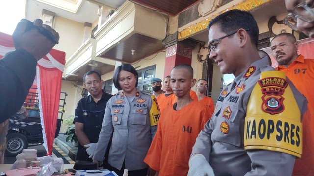Polisi menunjukkan Fahmi Hidayat, penjual ekstasi KW ke anak muda di Bali. Foto: Dok. Istimewa