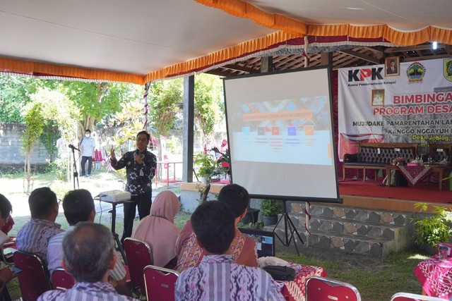 KPK saat menggelar bimbingan teknis (bimtek) program Desa Antikorupsi di Taman Latar Ombo, Desa Jeblog, Kecamatan Karanganom, Klaten, Kamis (25/5/2023). Foto: Dok. Istimewa