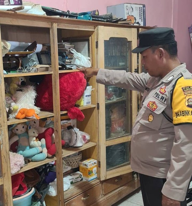 Polisi saat melakukan olah TKP di rumah korban. (ist)