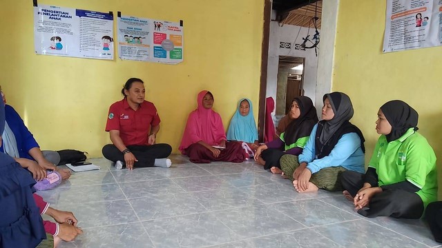 Pendamping Sosial Program Keluarga Harapan (PKH) sosialisasi dengan warga Sadaniang soal stunting. Foto: Dok. Istimewa