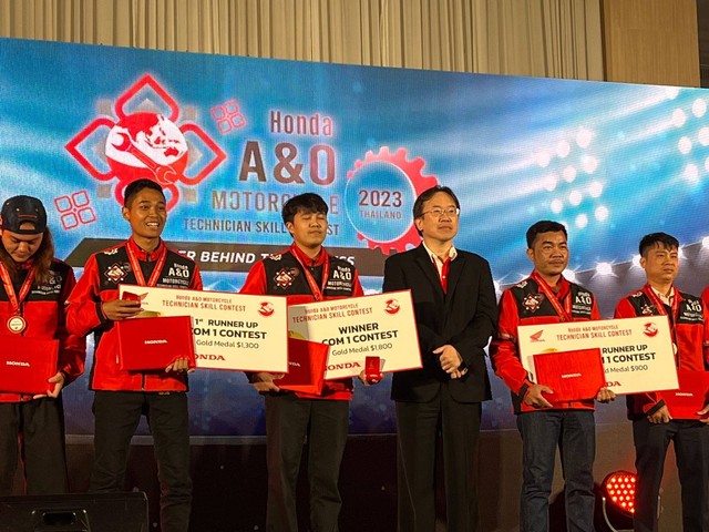 Salah satu peserta teknisi Honda Asia & Oceania Motorcycle Technician Skill Contest 2023 asal Indonesia yang raih gelar juara, Masngudin (kiri) di Bangkok, Thailand. (23-24/5) Foto: Sena Pratama/kumparan