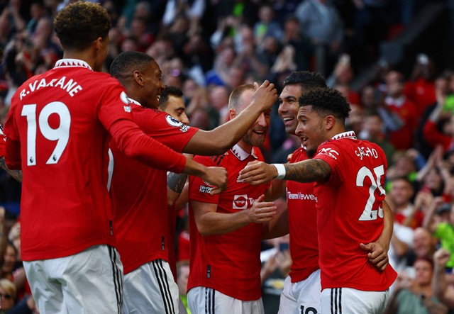 Para pemain Manchester United merayakan gol pertama yang dicetak Casemiro saat menjamu Chelsea dalam pertandingan Liga Inggris 2022/23 di Stadion Old Trafford, Manchester, Inggris, pada Jumat (26/5). Foto: Molly Darlington/Reuters